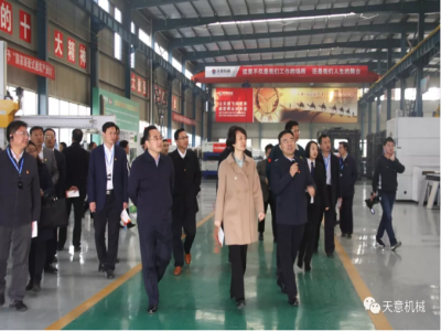 濟(jì)寧市委常委、組織部部長(zhǎng)孔凡萍帶領(lǐng)全市“兩新”組織黨建工作現(xiàn)場(chǎng)觀摩團(tuán)蒞臨天意機(jī)械調(diào)研指導(dǎo)